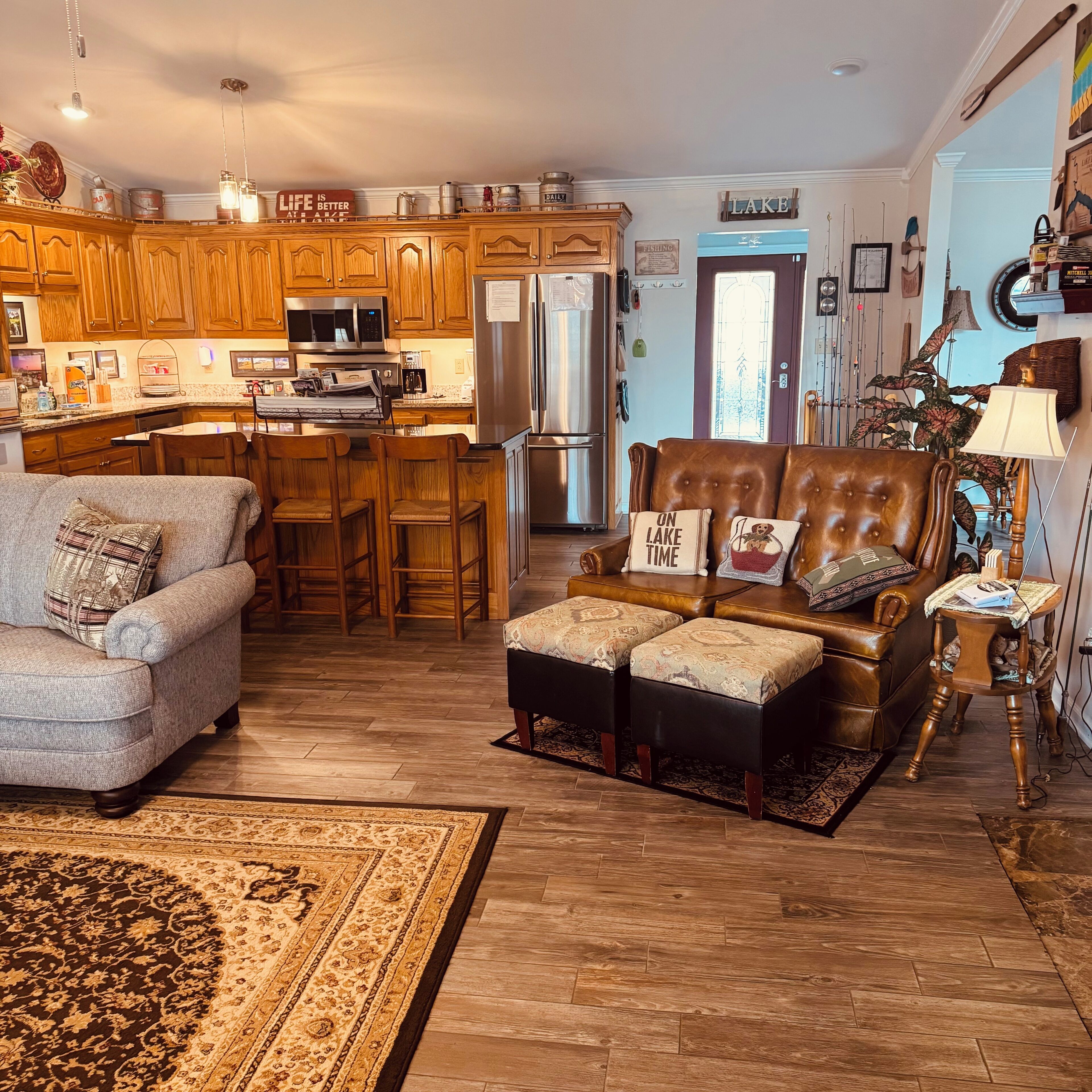 智能電視、壁爐、DVD 播放機、書籍