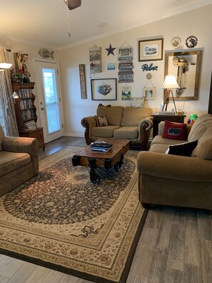 Älytelevisio, takka, DVD-soitin, kirjoja