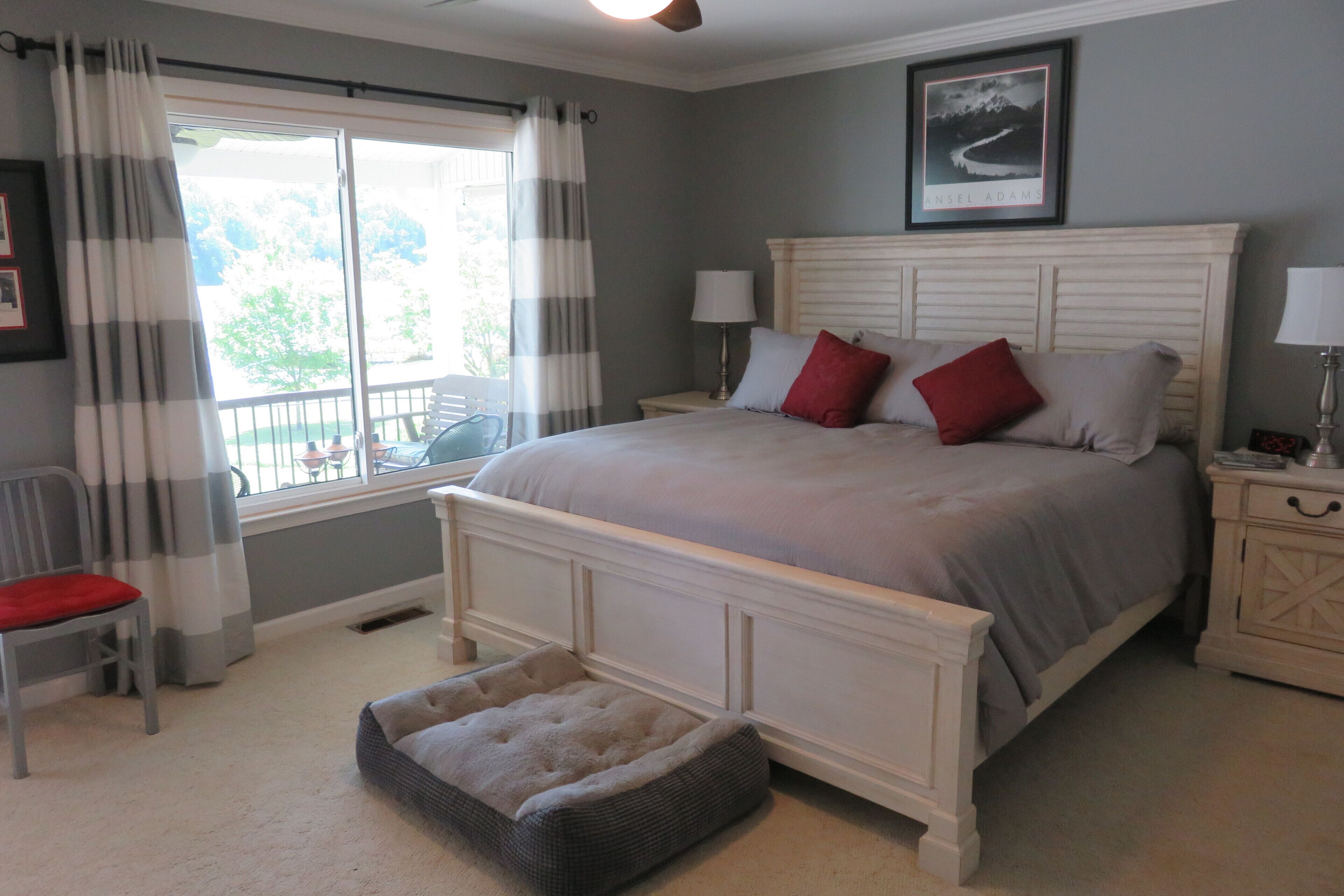 4 habitaciones, escritorio y tabla de planchar con plancha 