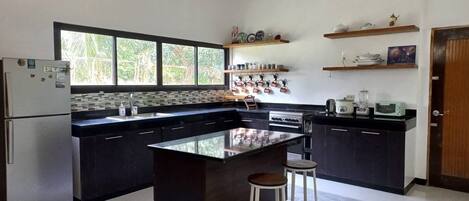 Kylskåp, ugn, spishäll och kaffe- och tebryggare