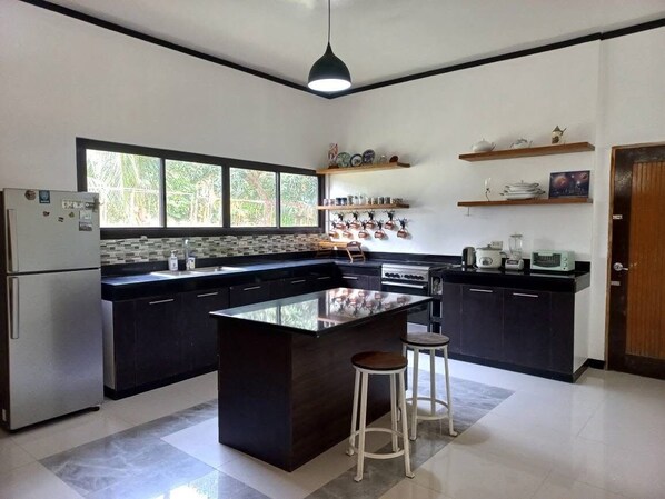 Kjøleskap, ovn, kokeplater og kaffetrakter/tekoker