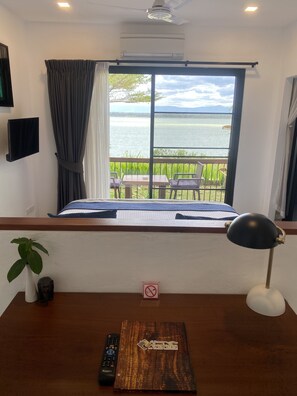 Chambre Double ou avec lits jumeaux, vue fleuve, rez-de-chaussée | Minibar, coffres-forts dans les chambres, rideaux occultants