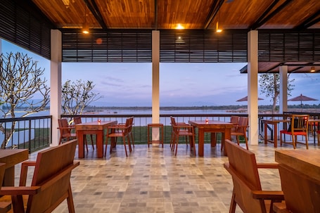 Se sirven desayunos, almuerzos y cenas; cocina local e internacional