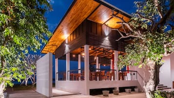 Serveert ontbijt, lunch, diner, lokale en internationale gerechten