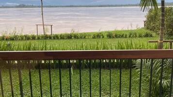 Chambre Double ou avec lits jumeaux, vue fleuve, rez-de-chaussée | Terrasse/Patio