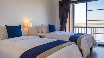 Double or Twin Room, River View, Ground Floor | Bar mini, peti besi dalam bilik, langsir/tirai gelap terus