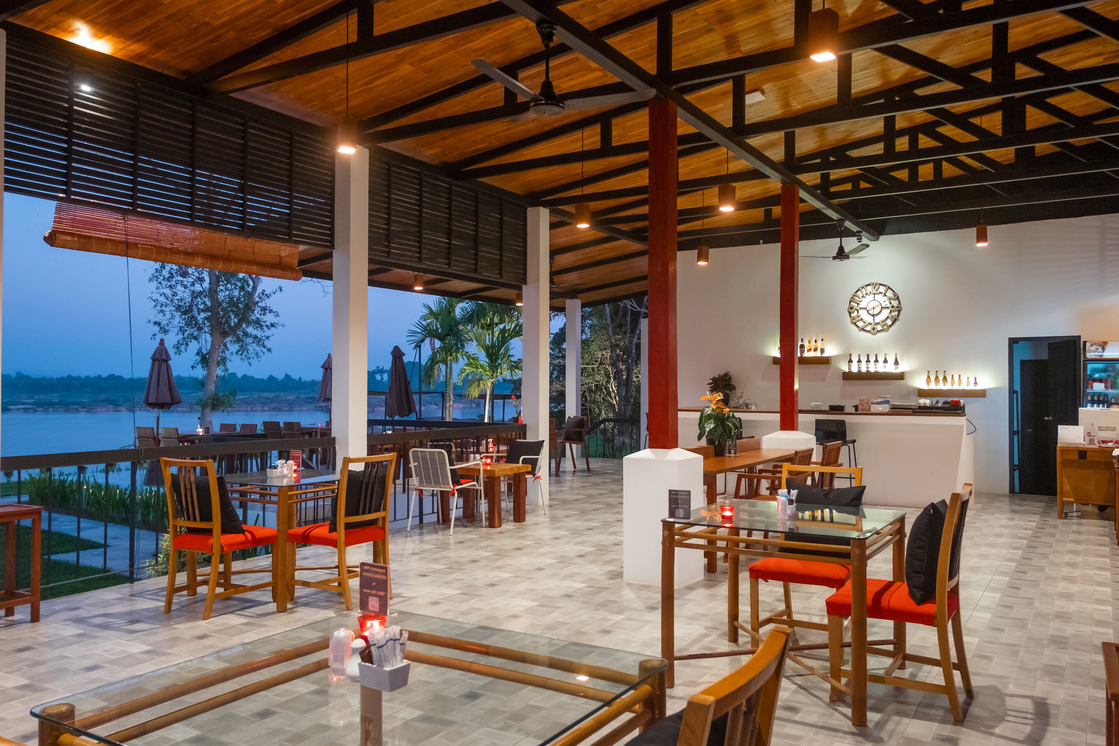 Breakfast, lunch, dinner served; local and international cuisine 