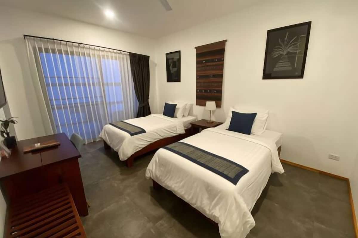 Minibar, caja fuerte, cortinas opacas y camas supletorias