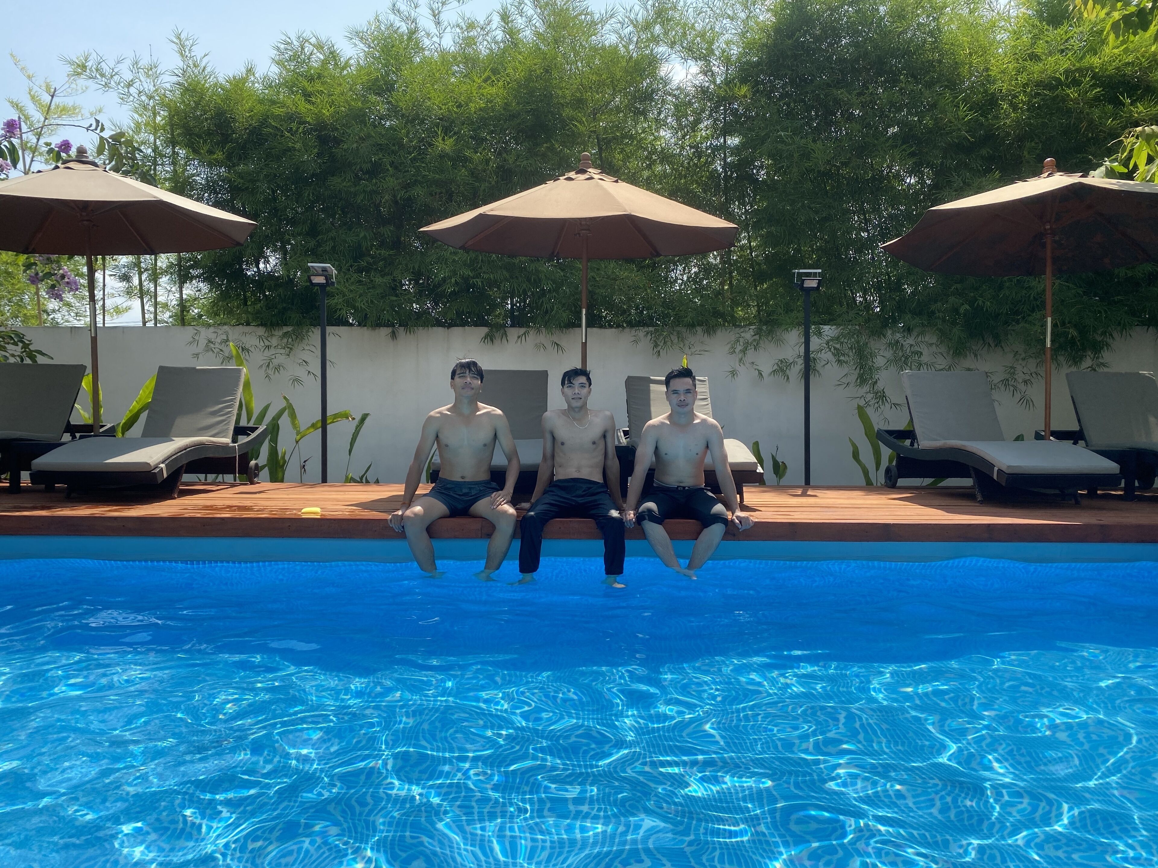 Una piscina con sillas de descanso y sombrillas.