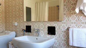 Badewanne, Haartrockner, Handtücher