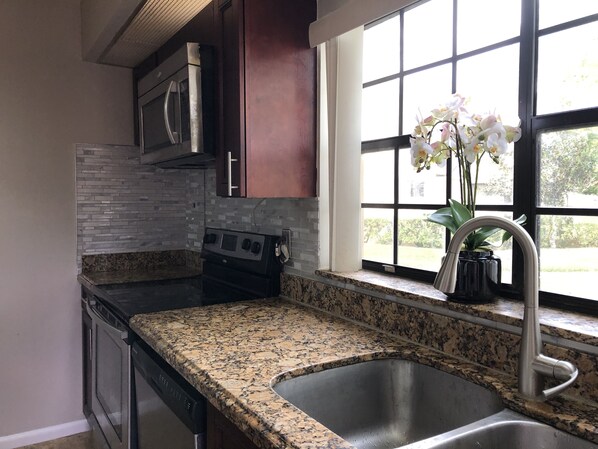 Fridge, microwave, oven, stovetop - PGA National home 2BR Retreat patio gated golf community swimming pool (Palm Beach Gardens)