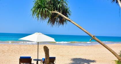 Beach Villa 3 bedroom aircon privet beach house.