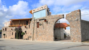 A stone building with a large arched entrance, a balcony, and a sign that reads "ROYAL". - Hotel Boutique Jayco (San José Iturbide)