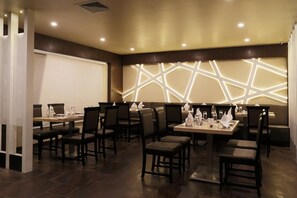 Breakfast, lunch and dinner served - Hotel Grand Kailash (Chhatrapati Sambhajinagar)