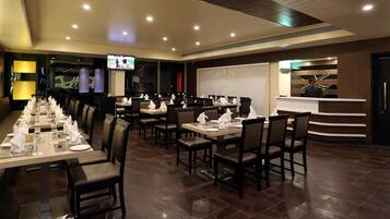 Breakfast, lunch, dinner served; local and international cuisine