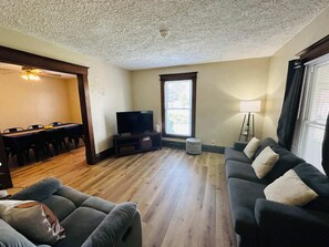 Télévision, lecteur de DVD, livres, espaces bureaux