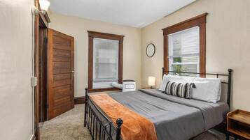 4 bedrooms, desk, iron/ironing board, travel crib