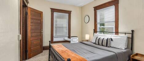 4 chambres, bureau, fer et planche à repasser, lit de bébé portatif