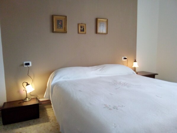 2 bedrooms, iron/ironing board, bed sheets