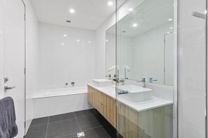 Badewanne, Haartrockner, Handtücher, Seife