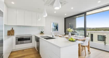 Across the road from Main Beach Anglesea- luxury new townhouse, steps to cafes