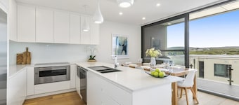 Across the road from Main Beach Anglesea- luxury new townhouse, steps to cafes