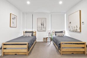 4 bedrooms, in-room safe, iron/ironing board, WiFi - Across the road from Main Beach Anglesea- luxury new townhouse, steps to cafes (Anglesea)