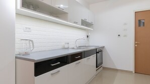 Dúplex familiar | Cocina privada | Refrigerador con congelador, microondas, horno y parrilla de estufa 