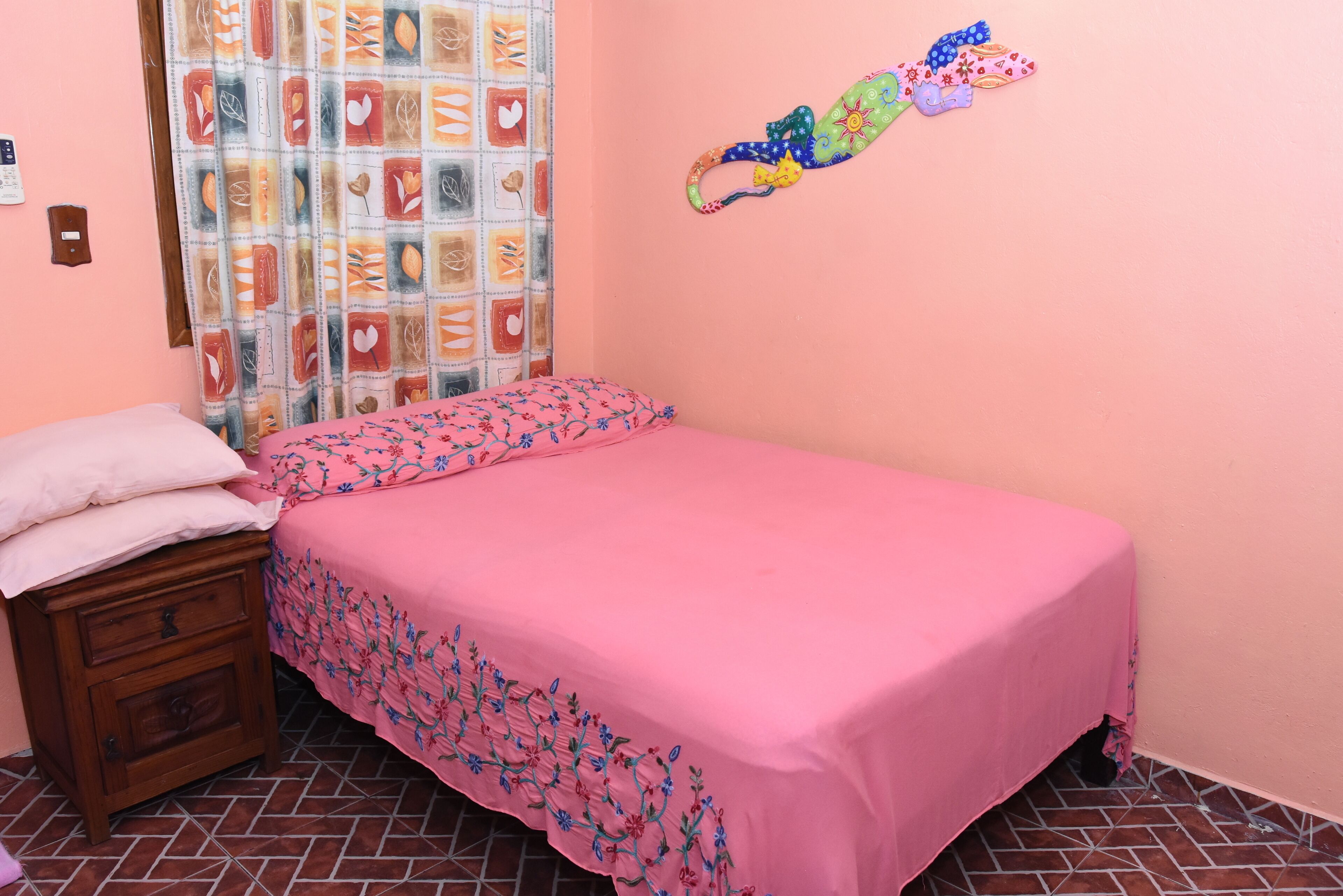 1 bedroom, free internet, bed sheets