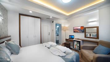 Superior kamer | Een minibar, een kluis op de kamer, individueel gedecoreerd