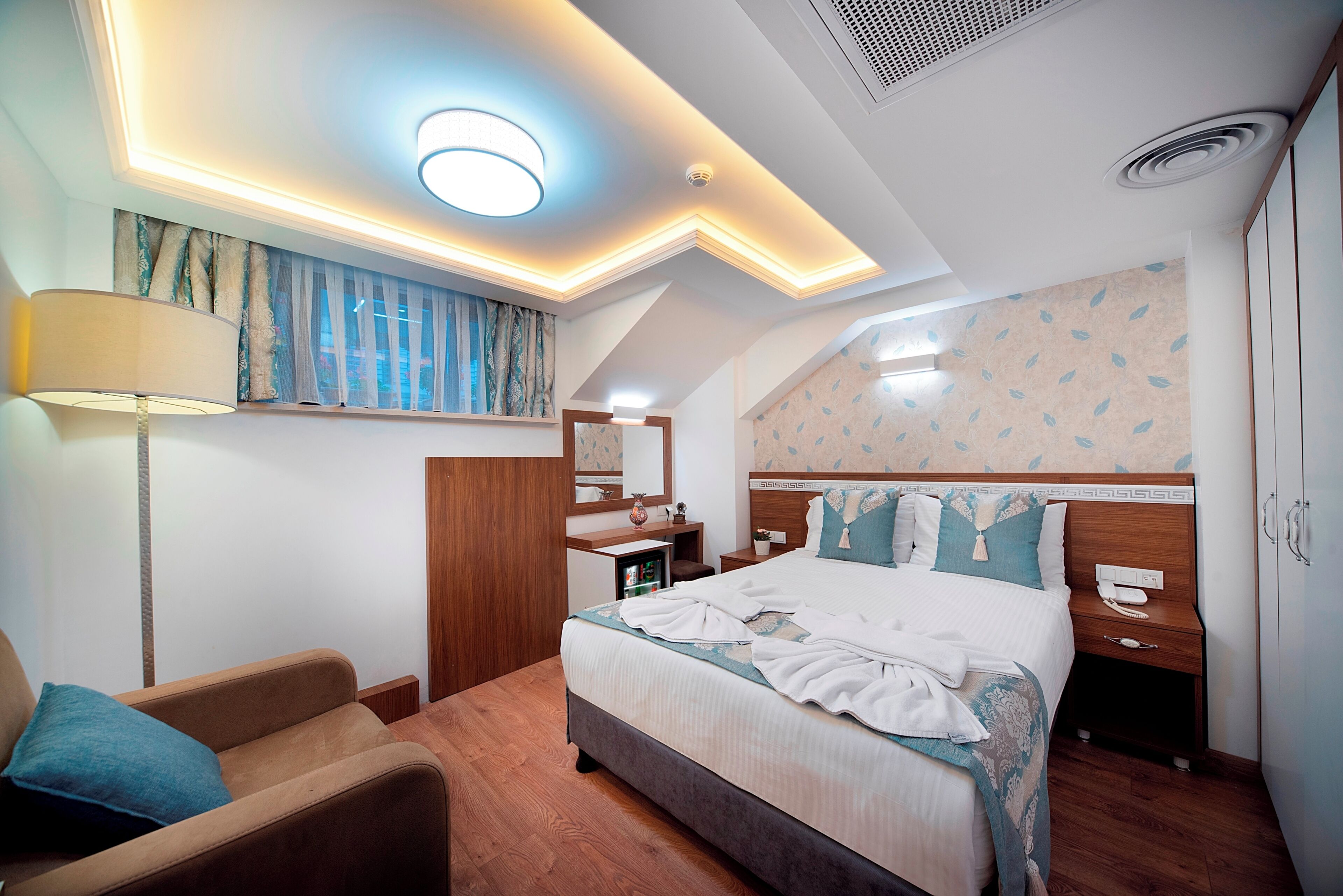 Minibar, két bảo mật tại phòng, trang trí khác biệt 