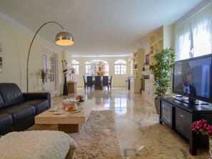 Smart TV, chimenea, mesa de ping pong, estéreo