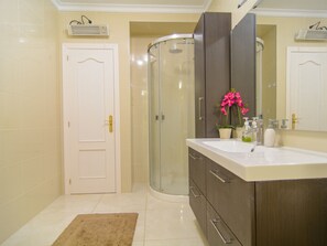 Suihku, hiustenkuivaaja, pyyhkeet