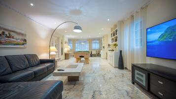 Una Smart TV, una chimenea, una mesa de tenis de mesa