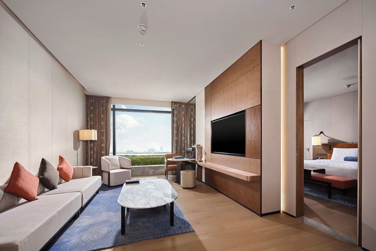 Suite, 1 habitación, con acceso al salón lounge del club, vista al río | Ropa de cama de alta calidad, edredón y artículos del minibar gratis