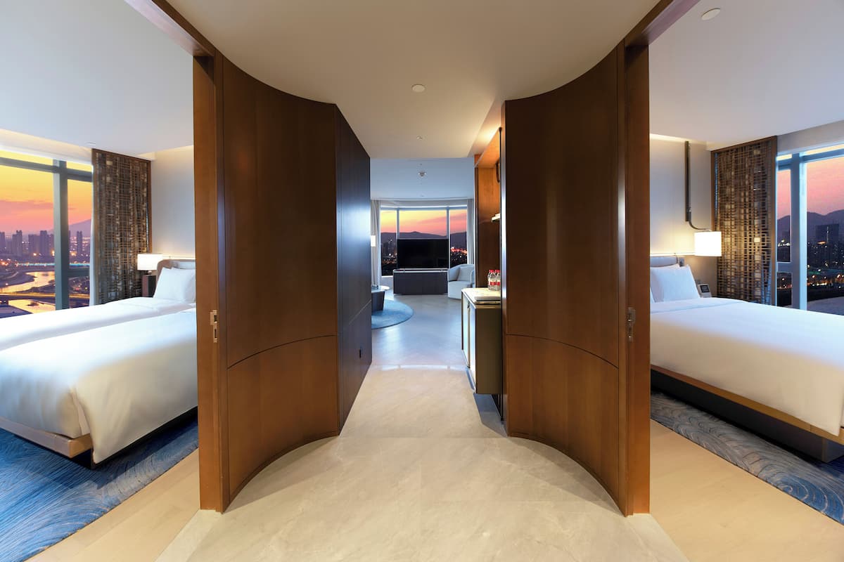 Suite, 2 habitaciones, vista al río | Ropa de cama de alta calidad, edredón y artículos del minibar gratis
