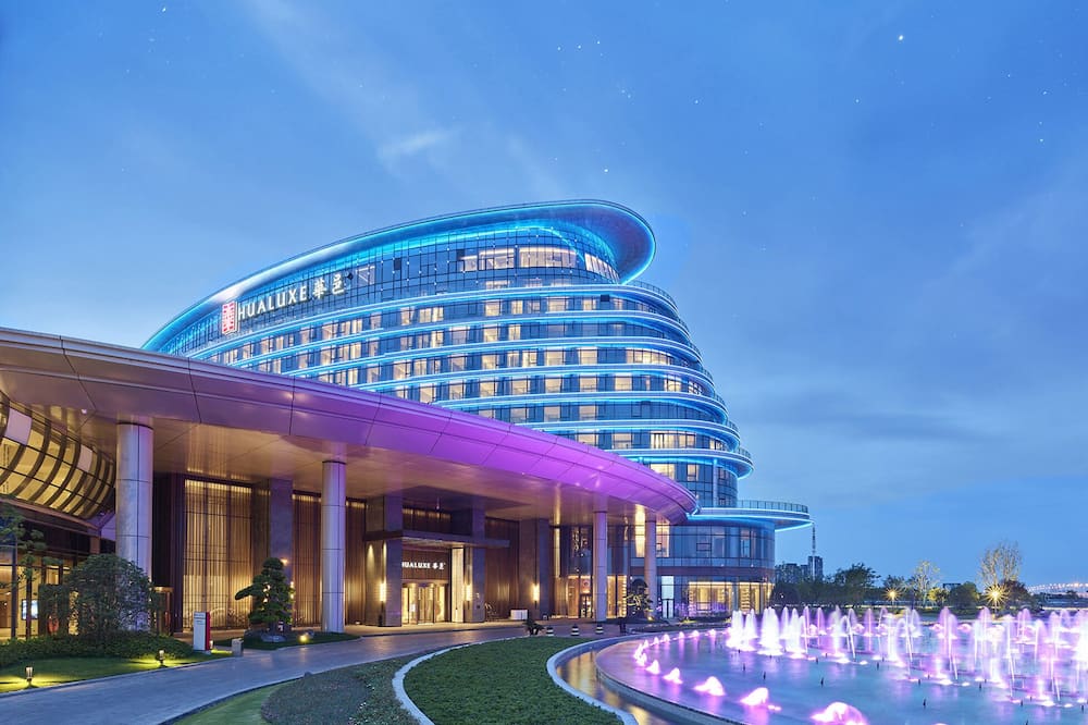 HUALUXE Nanjing Yangtze River by IHG