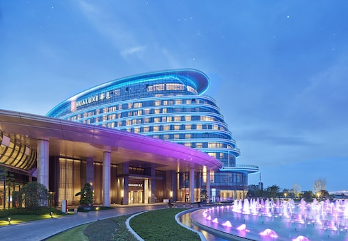 HUALUXE Nanjing Yangtze River by IHG