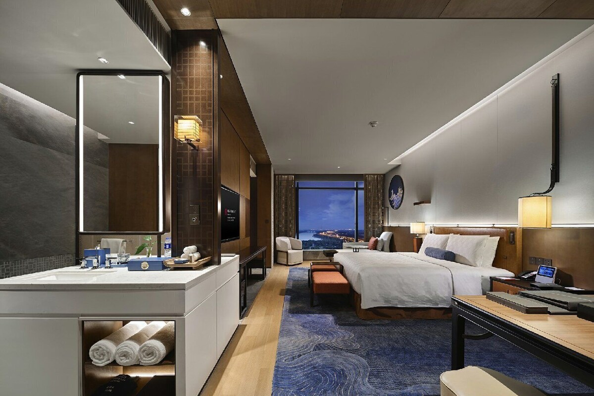 Chambre Premium, 1 très grand lit, accès au salon club, vue fleuve