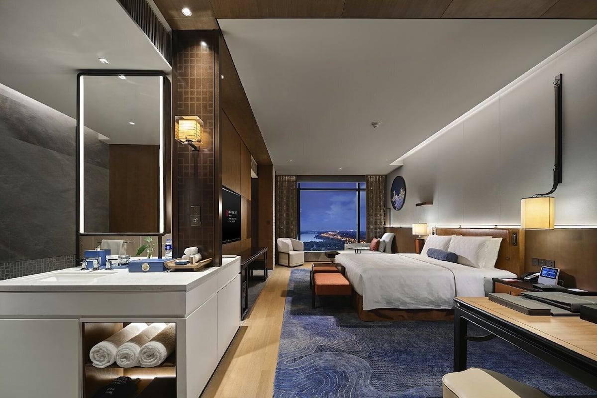 Habitación Premium, 1 cama King size, con acceso al salón lounge del club, vista al río | Ropa de cama de alta calidad, edredón y artículos del minibar gratis