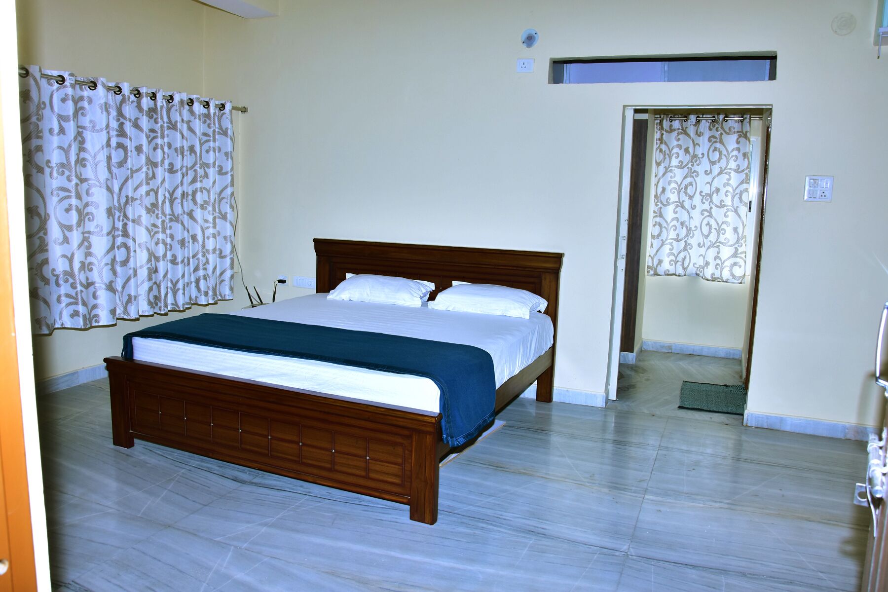 8 多间卧室、熨斗/熨衣板、WiFi、床单