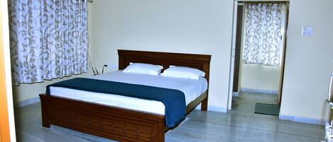 8 chambres, fer et planche à repasser, Wi-Fi, draps fournis