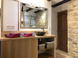 Douche, sèche-cheveux, serviettes fournies, savon