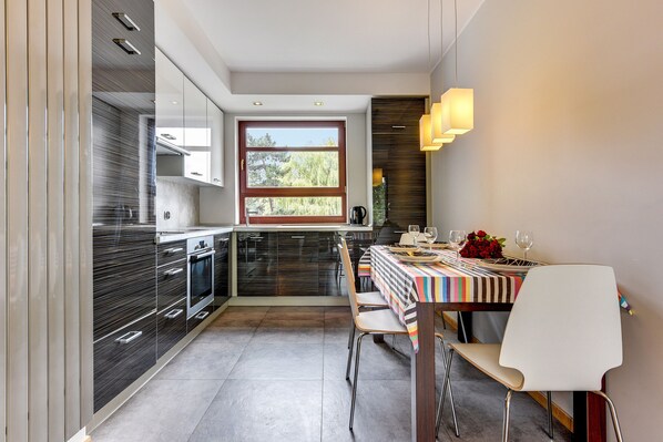 Fridge, microwave, dishwasher, coffee/tea maker - POSH River view Apartment (Gdańsk)