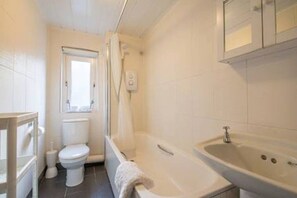 Duschwanne, umweltfreundliche Kosmetikartikel, Haartrockner, Handtücher