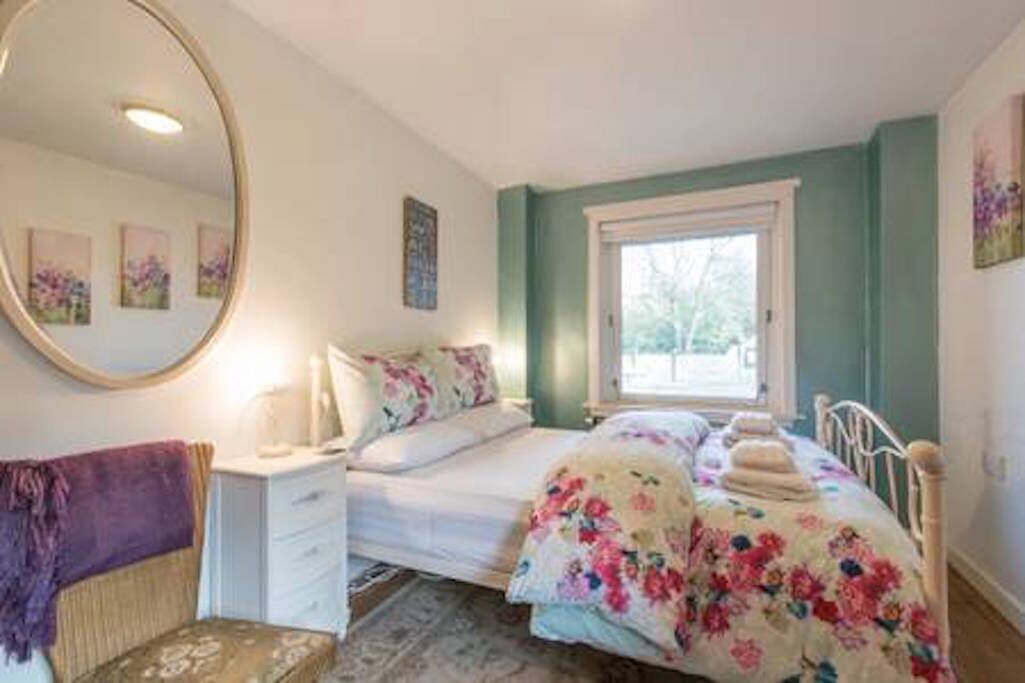 1 Schlafzimmer, Schreibtisch, Bügeleisen/Bügelbrett, Reisekinderbett