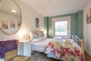 1 Schlafzimmer, Schreibtisch, Bügeleisen/Bügelbrett, Reisekinderbett