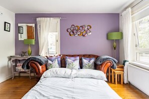 1 bedroom, desk, iron/ironing board, travel crib - LOCATION! LOCATION! LOCATION! Free Residents Parking!
License/planning granted!! (Edinburgh)