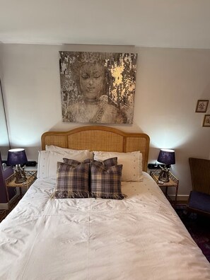 1 soverom, skrivebord, strykejern/-brett og reiseseng for barn