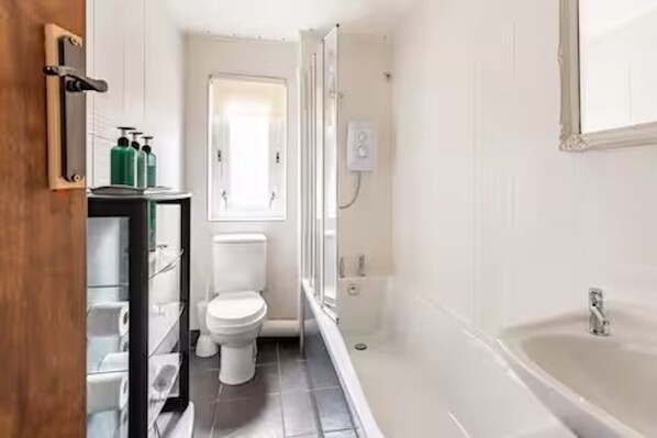 Ensemble baignoire-douche, articles de toilette écologiques